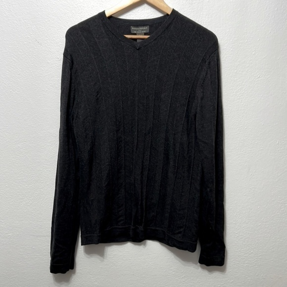 Banana Republic 100% Italian merino wool V-Neck black long sleeve sweater size L